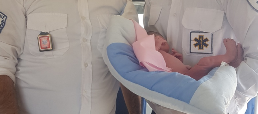 تولد نوزاد دختر در آمبولانس
